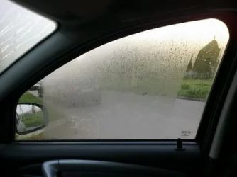 Почему потеет заднее стекло в машине?