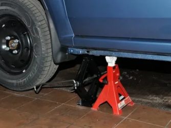 Как правильно ставить домкрат под машину?