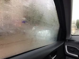 Почему потеет заднее стекло в машине?