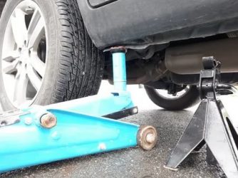 Как правильно ставить домкрат под машину?